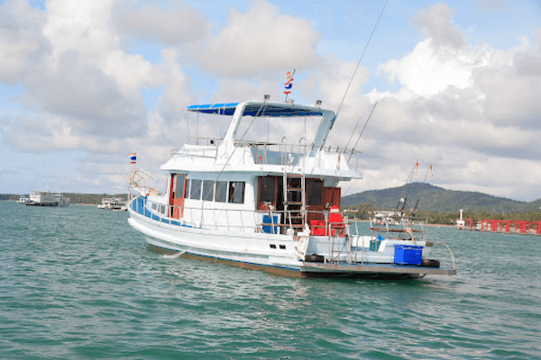 טיול דייג סירה בתנועה