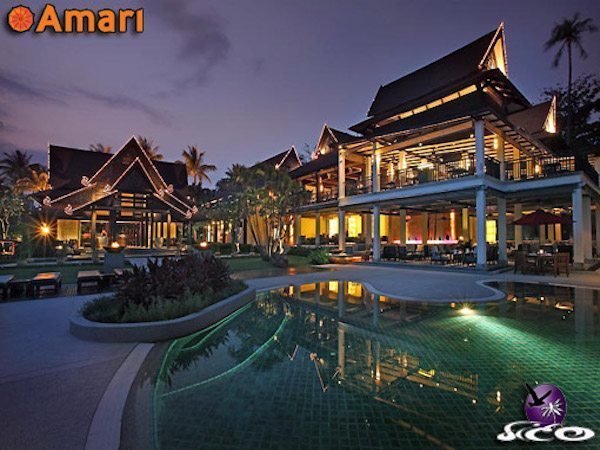 מלון אמרי פאלם ריף – קוסמוי – המלון בערב