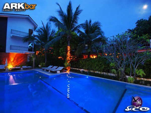 מלון ארק בר -קוסמוי – הבריכה בערב