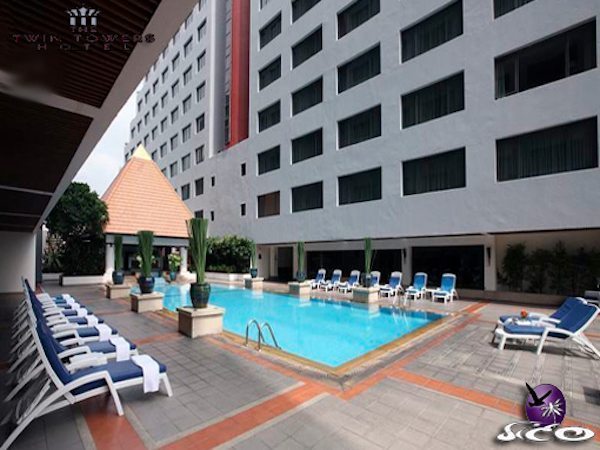 מלונות בבנגקוק – טווין טאוורס  – אזור הישיבה בבריכה