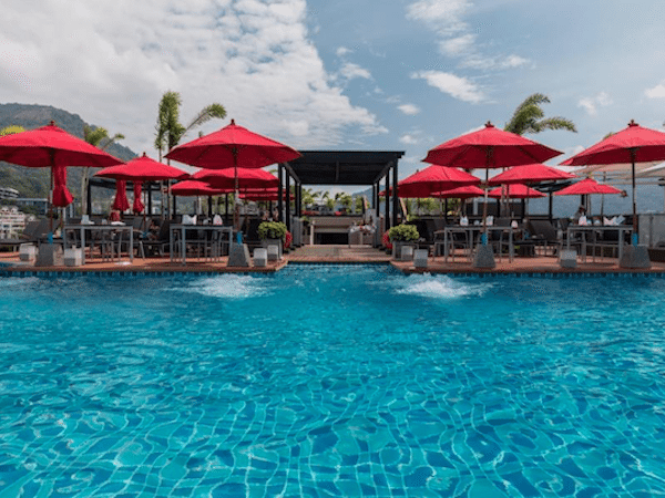 מלונות בפוקט – דה צ׳ארם – הבריכה