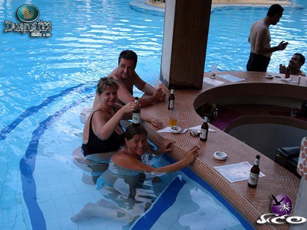 מלונות בפוקט – דואנגז’יט ריזורט – בר הבריכה