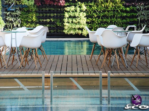 מלונות בפוקט – לנטרן – אזור הישיבה בבריכה