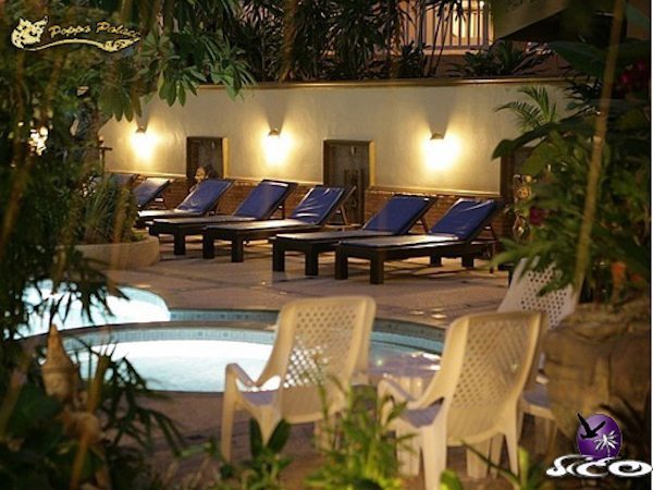 מלונות בפוקט – פופה פאלס – אזור הישיבה בבריכה