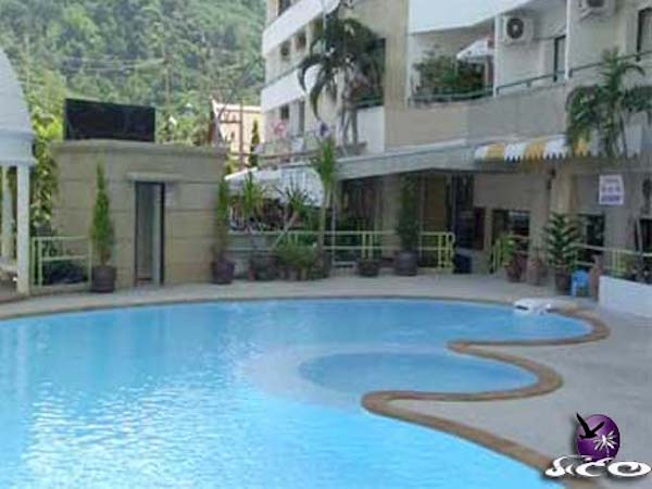 מלונות בפוקט – פטונג גראנד קונדוטל – בריכת המלון