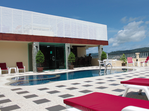 מלונות בפטונג – המינגוואי – הבריכה