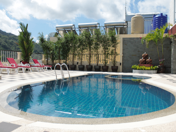 מלונות בפטונג – המינגוואי – כל הבריכה