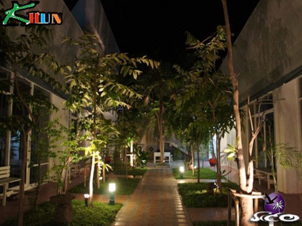 מלונות בקוסמוי – קון צ׳אוונג – שביל המלון בערב