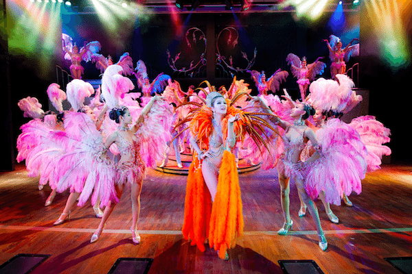 סיימון קברט חלק מהמופע