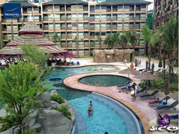 פוקט – נובוטל וינטייג’ פארק – בריכת המלון