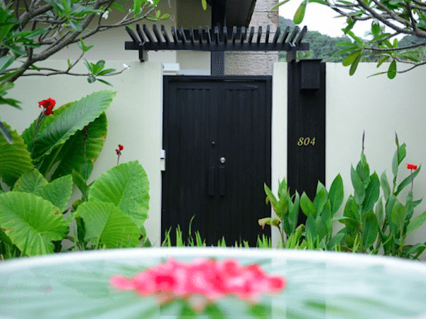 ריילי ביץ – בו נגא טאני – החדרים